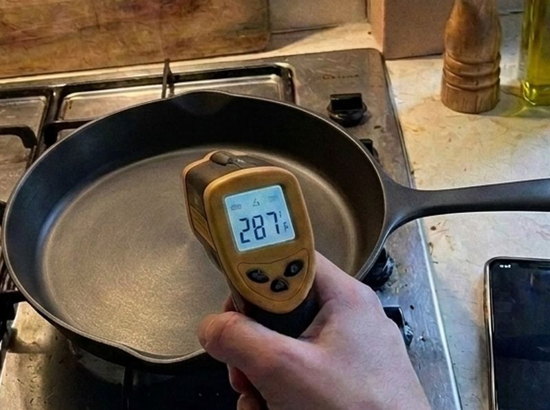 Zoomed in on the same thermometer screen over the Field: 287°F.